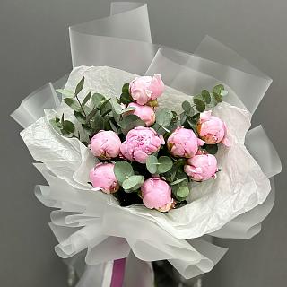 Букет из 9 пионов Сара Бернар и эвкалипта в многослойной упаковке