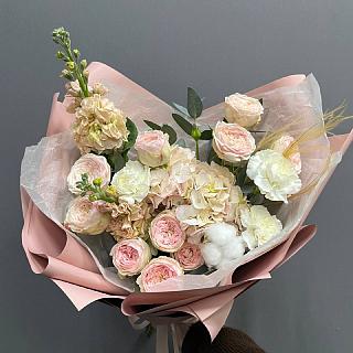 Микс из пионвидных роз, маттиолы, гвоздик с хлопком