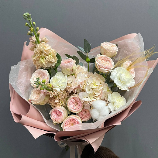 Микс из пионвидных роз, маттиолы, гвоздик с хлопком с доставкой в Москве