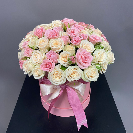Букет-микс из кустовых роз в розовой шляпной коробке