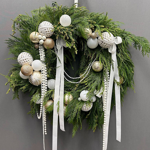 Венок с миксо из хвои и новогодним декором с доставкой в Москве