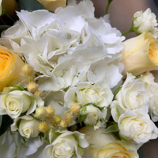 Микс с белой гортензией и розами по лучшей цене в Москве Микс с белой гортензией и розами с доставкой в Москве