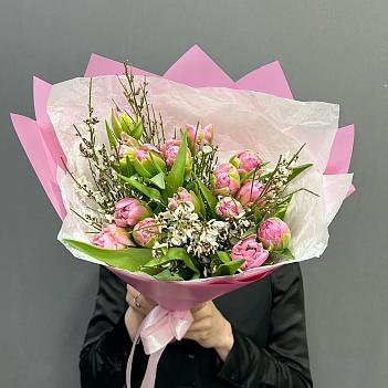 Микс из 15 премиальных розовых пионовидных тюльпанов и белой генистры