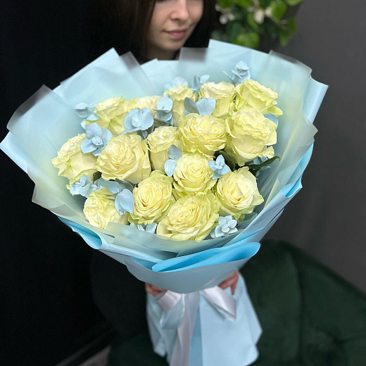 Монобукет из 15 эквадорских роз с разноцветным эвкалиптом в разноцветной упаковке по лучшей цене в Москве Монобукет из 15 эквадорских роз с разноцветным эвкалиптом в разноцветной упаковке с доставкой в Москве