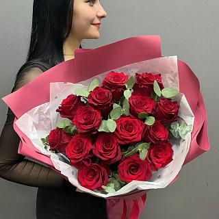 Букет из 15 красных Эквадорских роз с эвкалиптом 