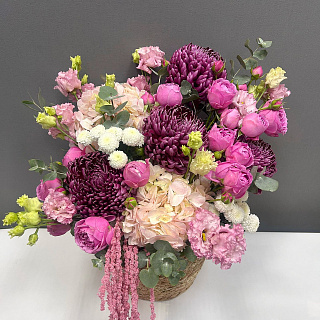 Плетеное кашпо с сезонными хризантемами, пионовидной кустовой розой и амарантом 