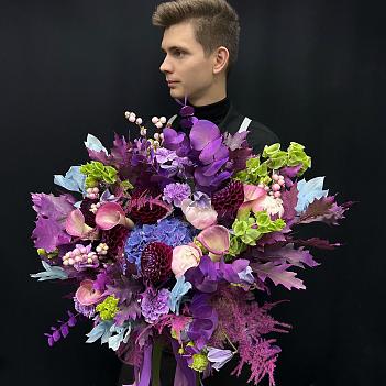 Сезонный букет с бордовыми георгинами, гортензией и симфорикарпусом Сезонный букет с бордовыми георгинами, гортензией и симфорикарпусом