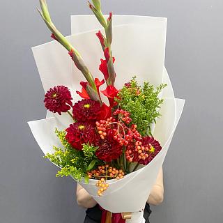 Букет с красными гладиолусами, калиной и георгинами 