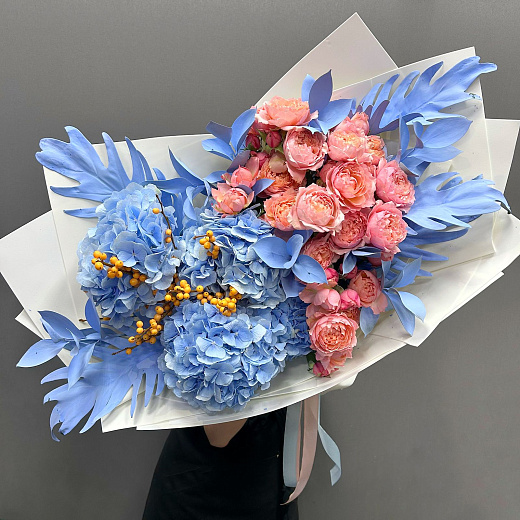 Авторский букет с гортензиями и розой Джульетта с доставкой в Москве