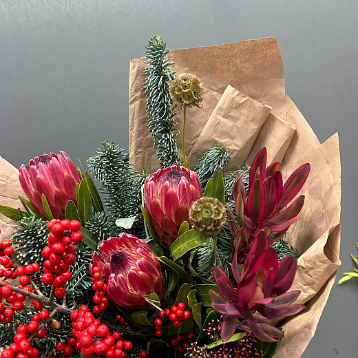 Зимний букет с протеями, илексом и хвоей  с доставкой в Москве