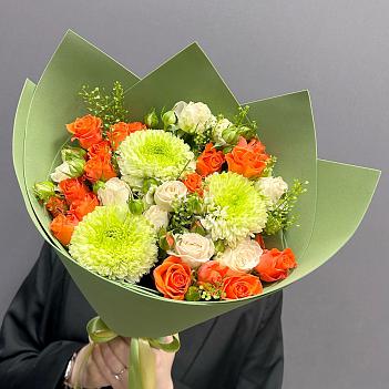 Микс кутсовыми розами и хризантемами