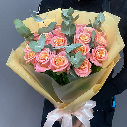 Розы Мисс Пигги - букет из 19 роз с эвкалиптом