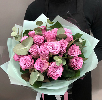 Розы Маритим - букет из 19 роз  с эвкалиптом