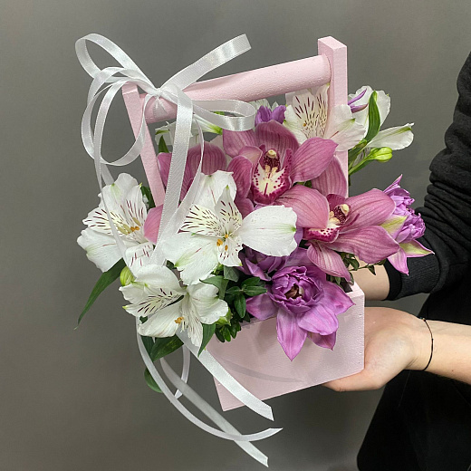 Розовый мини-ящик с орхидеями