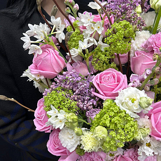 Весенний букет с сиренью, магнолией, нарциссами и кустовой пионовидной розой под ленту