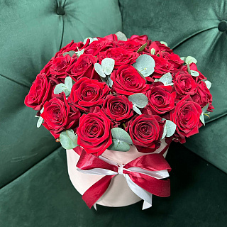 29 красных роз и эвкалипт в шляпной коробке