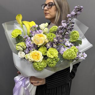 Букет из пионовидных роз, ароматной маттиолы, желтых калл, вибурнума, и дельфиниума в матовой пленке