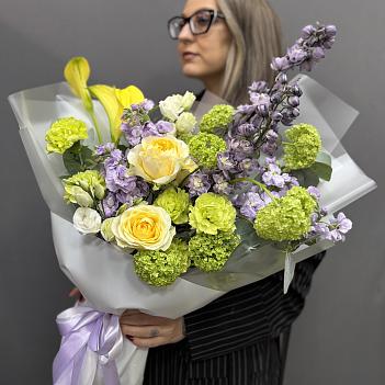 Букет из пионовидных роз, ароматной маттиолы, желтых калл, вибурнума, и дельфиниума в матовой пленке