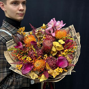 Сезонный букет с шиповником, хризантемой Бигуди и протеей