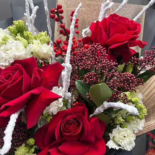 Авторский букет с французской розой, илексом и скимией с доставкой в Москве