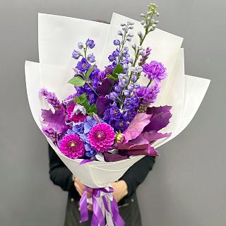 Сезонный букет с фиолетовыми георгинами