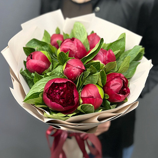 Монобукет из 9 бордовых пионов в матовой плёнке 