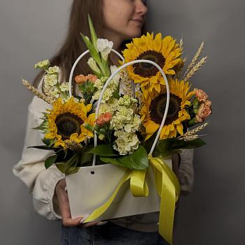 Букет из 3 подсолнухов, кустовой гвоздики, маттиолы, белого гладиолуса и пшеницы в сумочке с ручкой