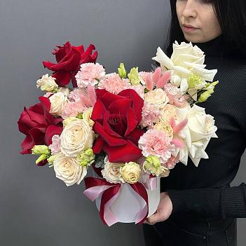Букет из кустовой пионовидной розы, розовой гвоздики, эустомы и французской розы в белой шляпной коробке