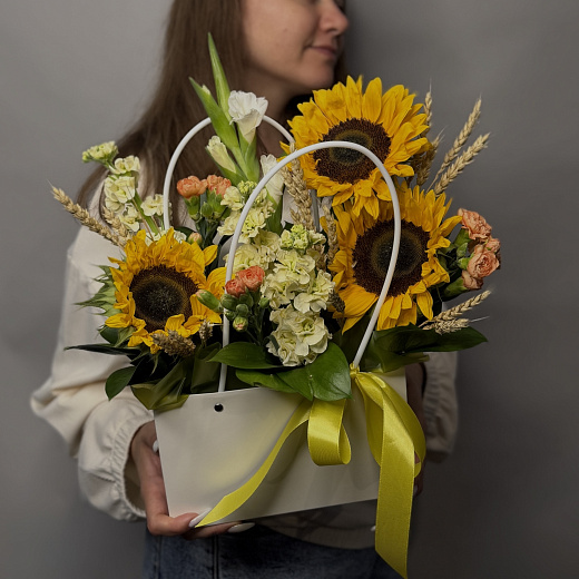 Букет из 3 подсолнухов, кустовой гвоздики, маттиолы, белого гладиолуса и пшеницы в сумочке с ручкой с доставкой в Москве