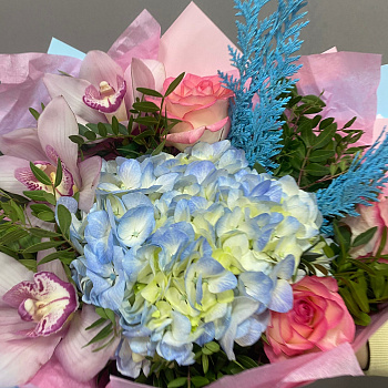 Букет из голубой гортензии, роз и орхидей