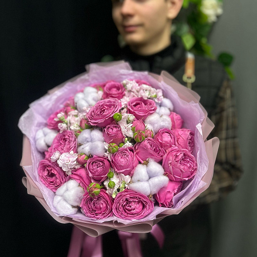 Микс из пионовидных роз Мисти Баблс, маттиолы и сиреневого хлопка с доставкой в Москве