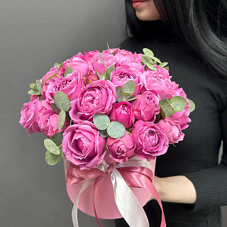 Пионовидные розы Мисти Баблз и эвкалипт в розовой коробке