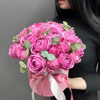 Пионовидные розы Мисти Баблз и эвкалипт в розовой коробке