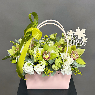 Персиковая сумочка с зелеными орхидеями