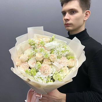 Микс-букет с белой сиренью, розами и эустомой