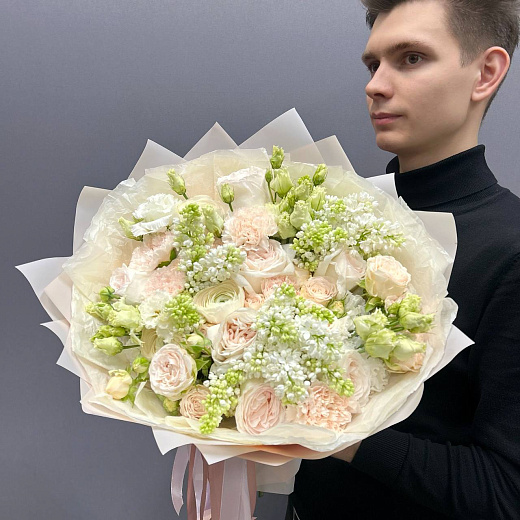 Микс с ранункулюсами, сиренью и розами по лучшей цене в Москве Микс с ранункулюсами, сиренью и розами с доставкой в Москве