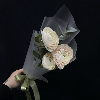 Букет из 3 ранункулусов с эвкалиптом