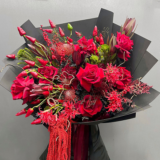 Авторский микс с французскими розами, амарантом, перцем и нерине в черном фоамиране  по лучшей цене в Москве Авторский микс с французскими розами, амарантом, перцем и нерине в черном фоамиране  с доставкой в Москве