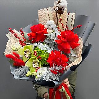 Букет с илексом, хлопком, французской розой и орхидеями 