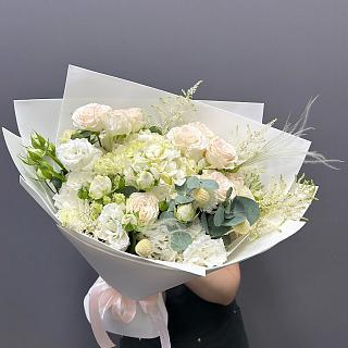 Букет с астильбой, кустовыми пионовидными розами и гортензией 