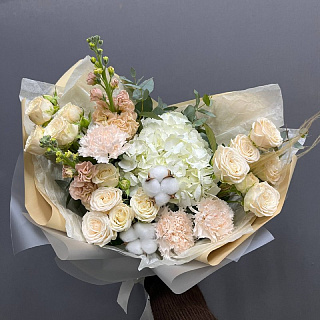 Букет из пионовидных кустовых роз, гортензии, гвоздик, маттиолы и хлопка