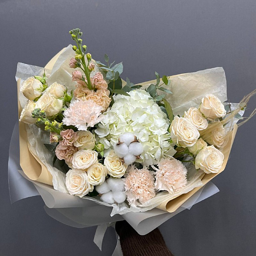 Букет из пионовидных кустовых роз, гортензии, гвоздик, маттиолы и хлопка с доставкой в Москве