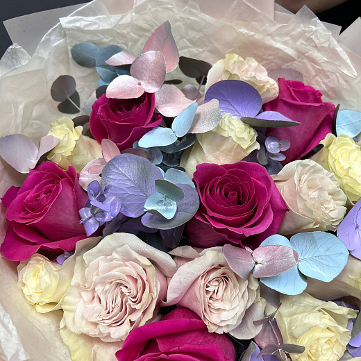 Микс из 15 Эквадорских роз с цветным эвкалиптом по лучшей цене в Москве Микс из 15 Эквадорских роз с цветным эвкалиптом с доставкой в Москве