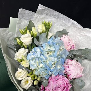 Микс с голубой гортензией, пионами Сара Бернар и эустомой