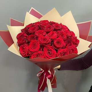 Букет из 25 красных роз  в двухцветной пленке (50 см)