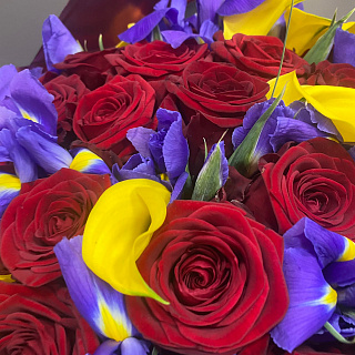 Купить Авторский микс с желтыми каллами, красными розами и  ирисами по цене 12000 руб.