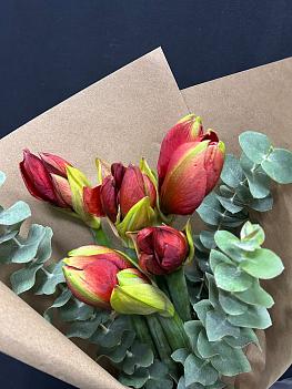 Букет из 5 красных амариллисв с эвкалиптом в крафте 