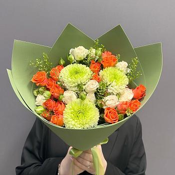Микс кутсовыми розами и хризантемами