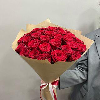 Букет из 25 красных роз в крафте ( 50 см)