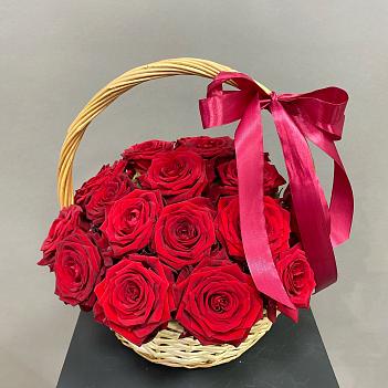 Букет из 25 красных роз в корзине